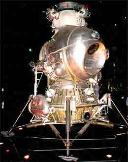 Lunar lander mock up-devoid of insulation blankets